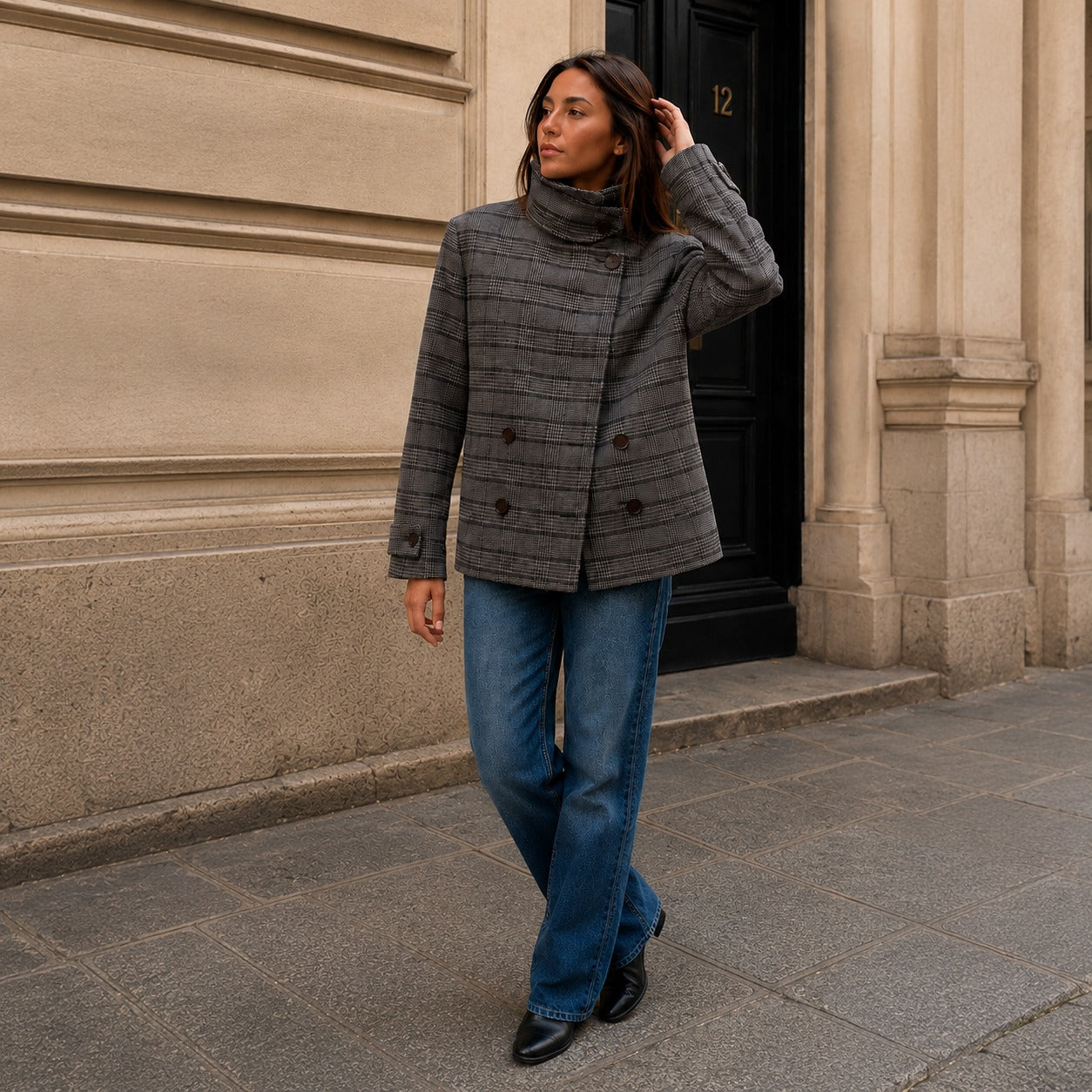 Chaqueta Nolene™ con Cuello Alto Estructurado, Cierre Cruzado y Estampado de Cuadros