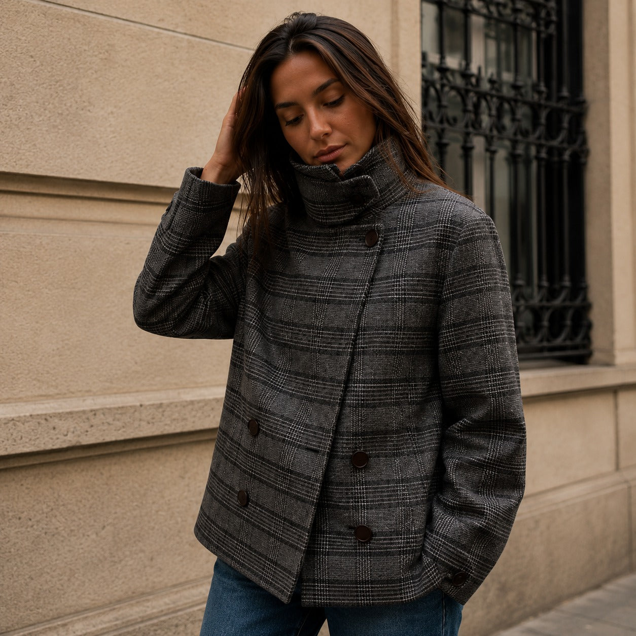 Chaqueta Nolene™ con Cuello Alto Estructurado, Cierre Cruzado y Estampado de Cuadros