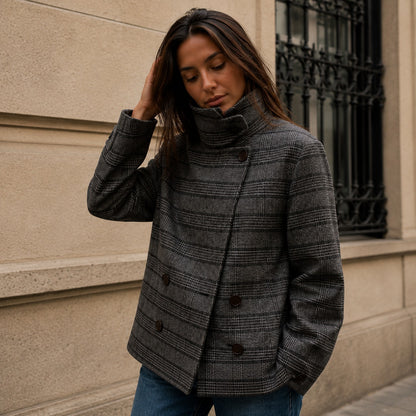 Chaqueta Nolene™ con Cuello Alto Estructurado, Cierre Cruzado y Estampado de Cuadros