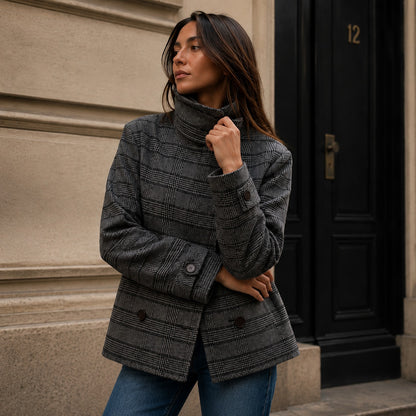 Chaqueta Nolene™ con Cuello Alto Estructurado, Cierre Cruzado y Estampado de Cuadros