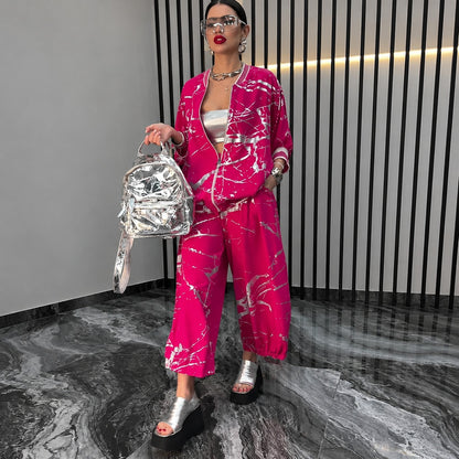 Conjunto Alba™ con Chaqueta Bomber y Estampado Abstracto