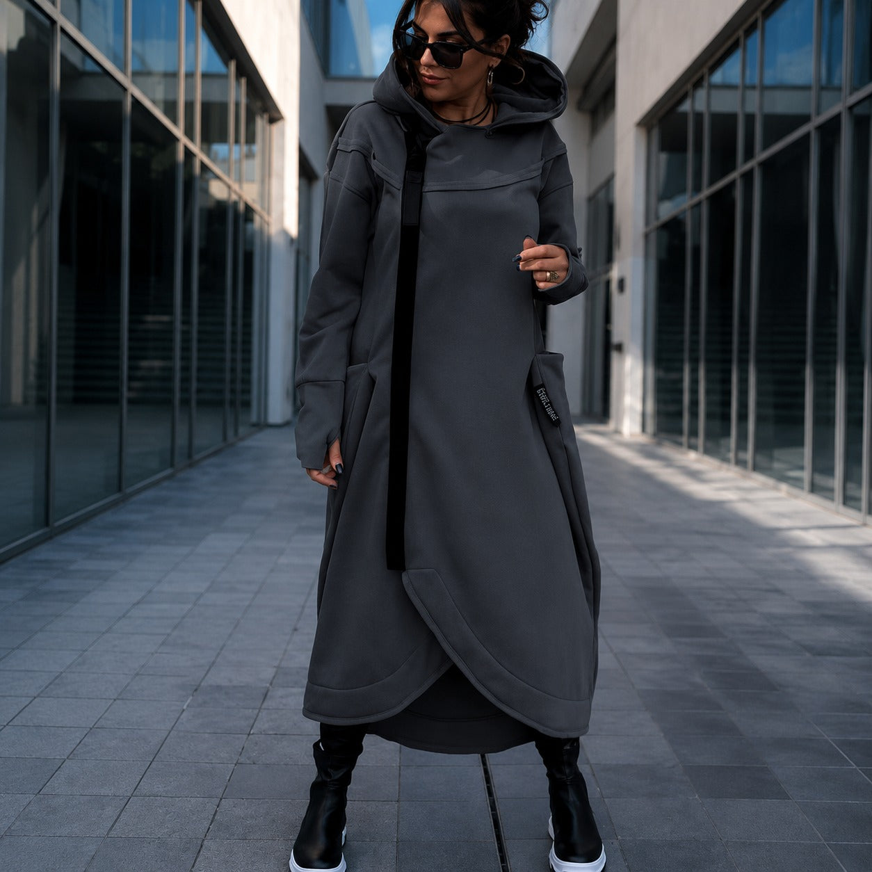 Vestido Maristel™ con Capucha, Cremallera Asimétrica y Abertura para el Pulgar