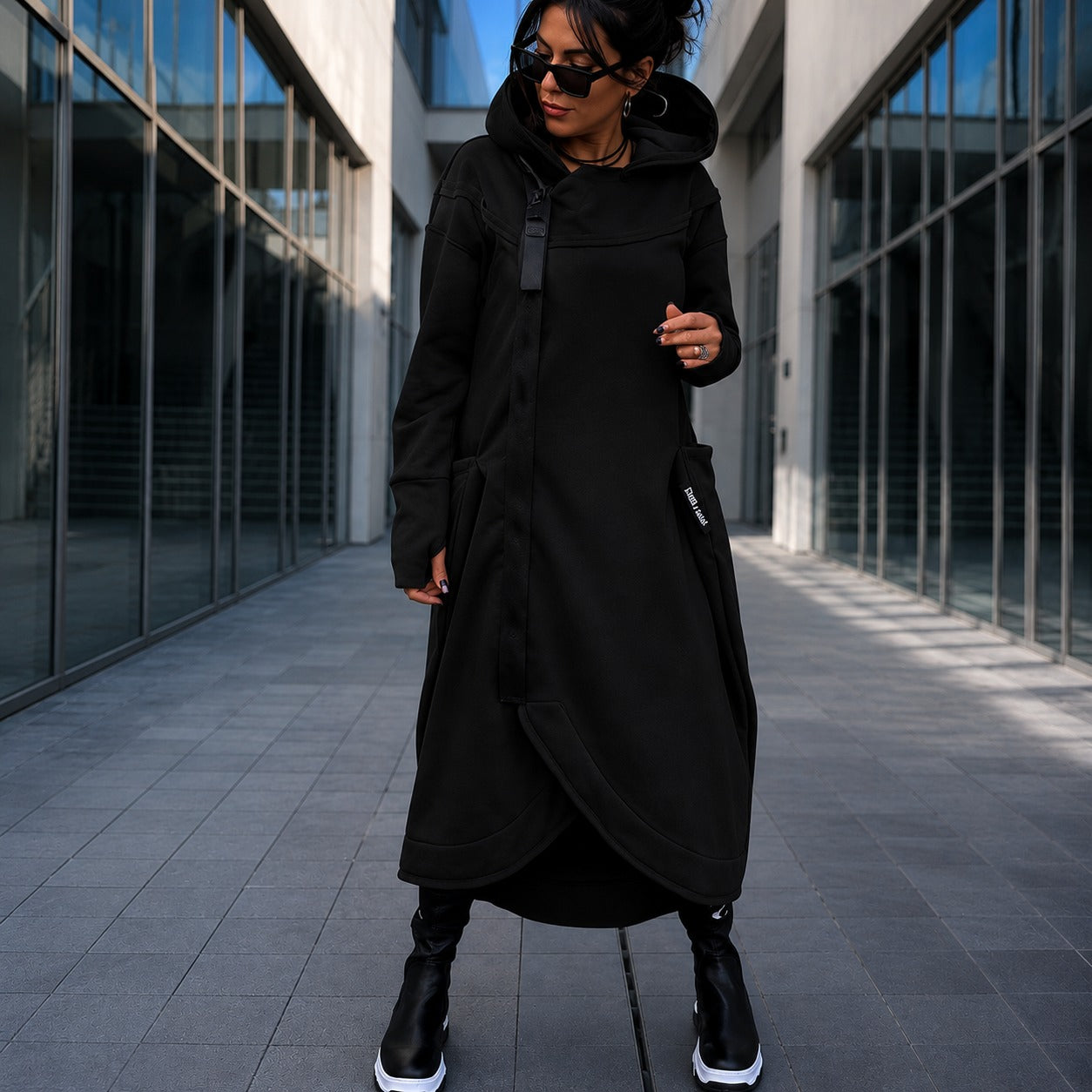 Vestido Maristel™ con Capucha, Cremallera Asimétrica y Abertura para el Pulgar