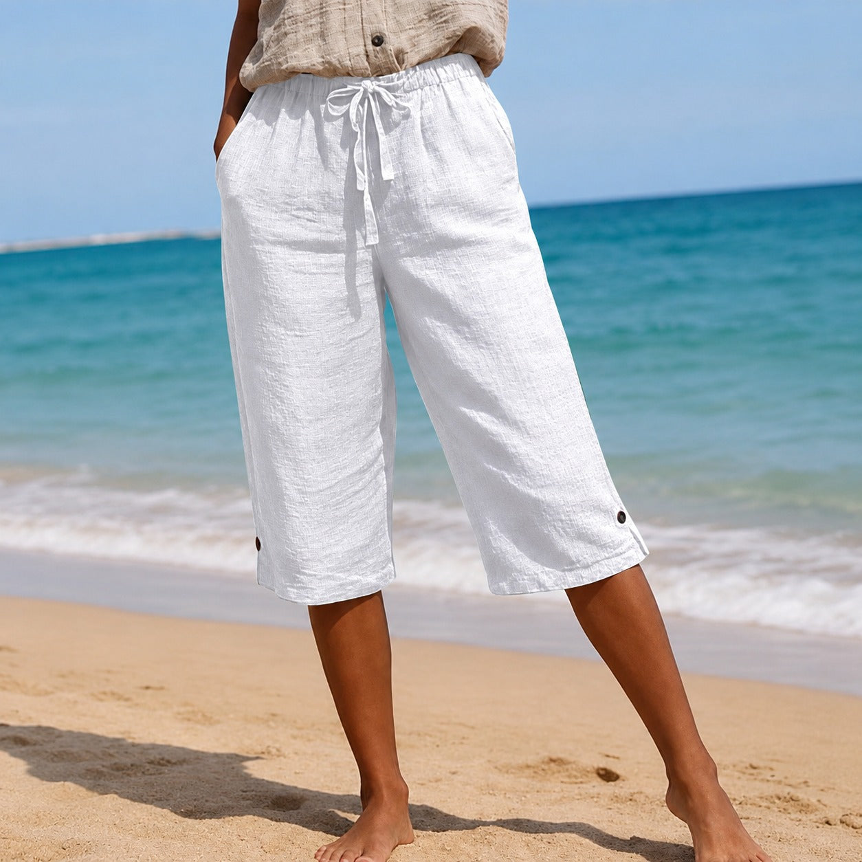 Pantalón Pantacourt Narella™ con Cintura Ajustable, Bolsillos Laterales y Detalles Abotonados