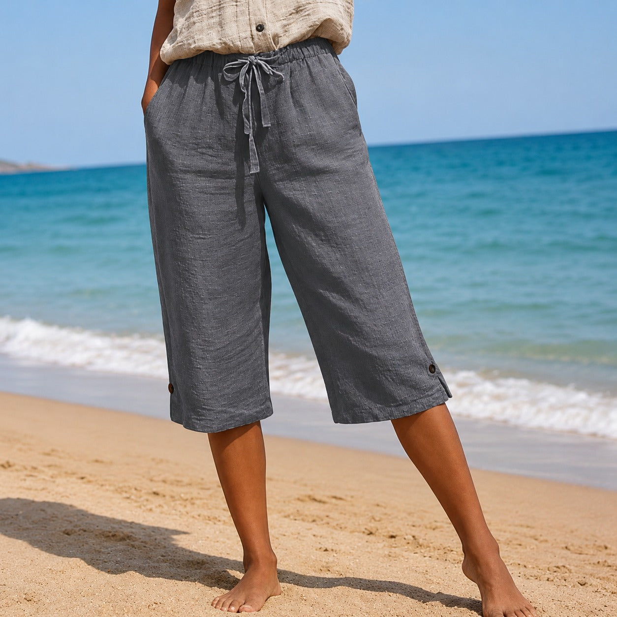Pantalón Pantacourt Narella™ con Cintura Ajustable, Bolsillos Laterales y Detalles Abotonados