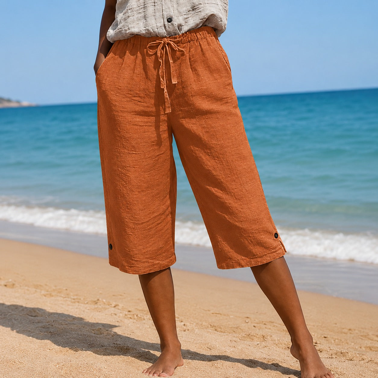 Pantalón Pantacourt Narella™ con Cintura Ajustable, Bolsillos Laterales y Detalles Abotonados