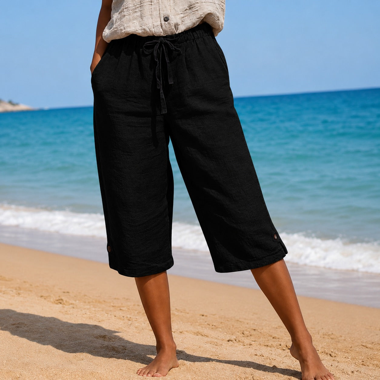 Pantalón Pantacourt Narella™ con Cintura Ajustable, Bolsillos Laterales y Detalles Abotonados