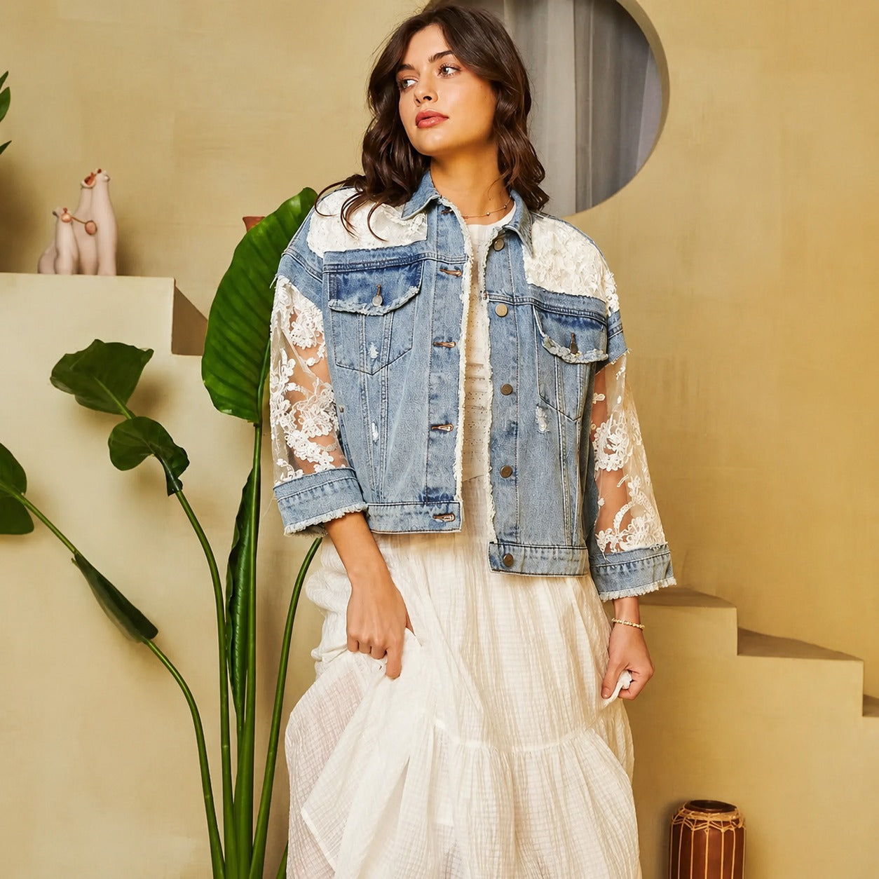 Chaqueta Vaquera Olivine™ con Encaje Floral Transparente y Acabado Deshilachado
