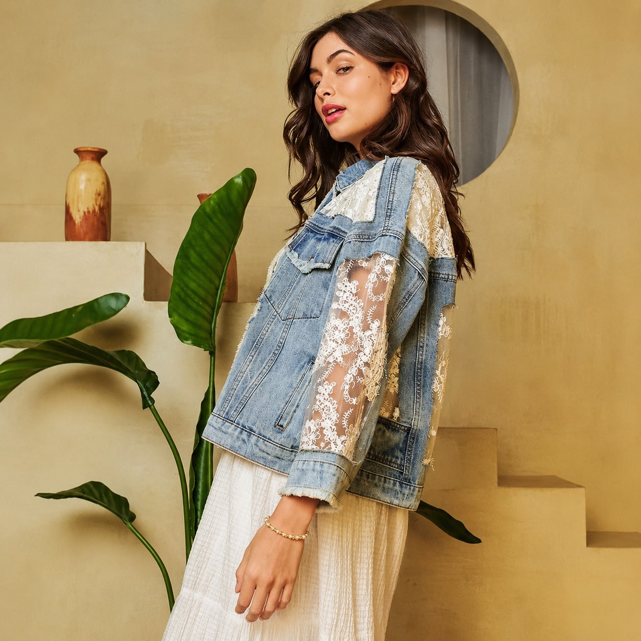 Chaqueta Vaquera Olivine™ con Encaje Floral Transparente y Acabado Deshilachado