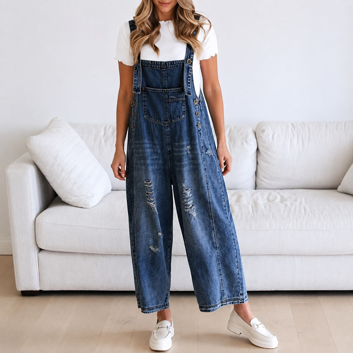 Mono Julieta™ con Corte Amplio, Denim Desgastado y Botones Laterales