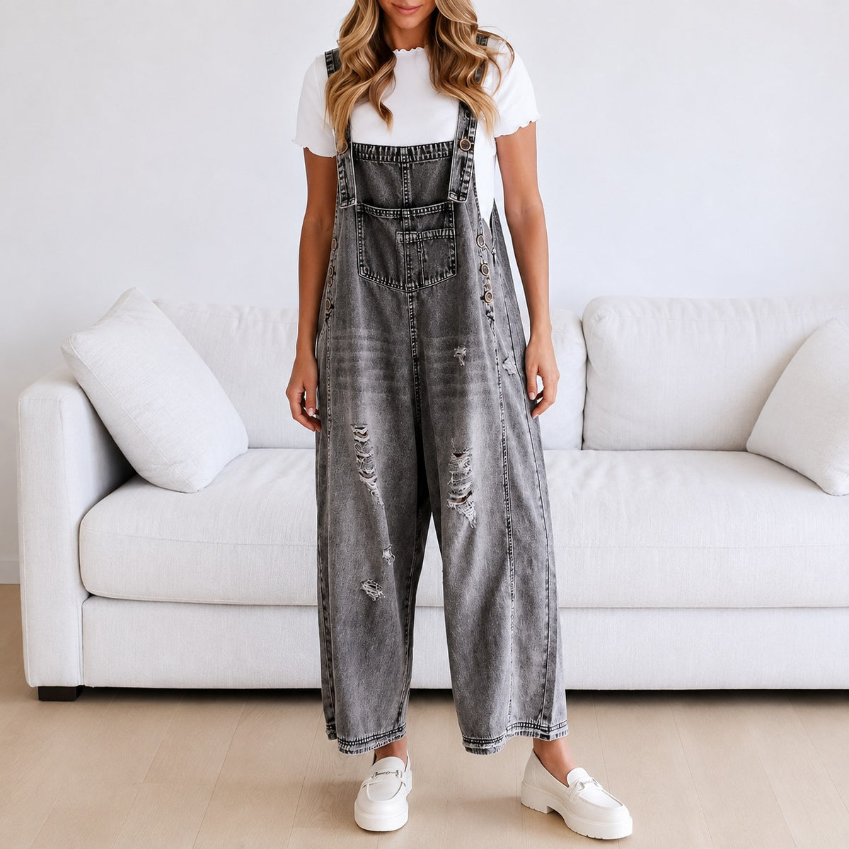 Mono Julieta™ con Corte Amplio, Denim Desgastado y Botones Laterales