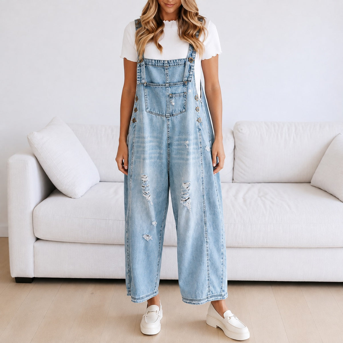 Mono Julieta™ con Corte Amplio, Denim Desgastado y Botones Laterales