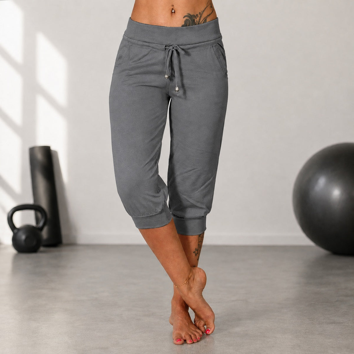 Pantalón Casual Deportivo Alera™ con Largo Capri, Bajo Estructurado y Cintura Ajustable