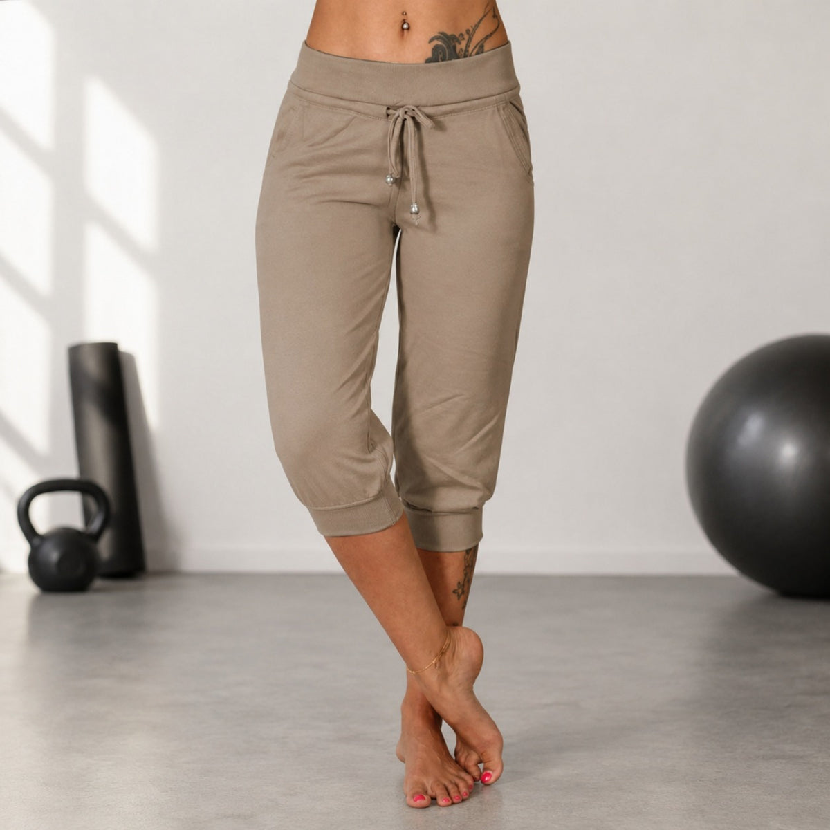 Pantalón Casual Deportivo Alera™ con Largo Capri, Bajo Estructurado y Cintura Ajustable
