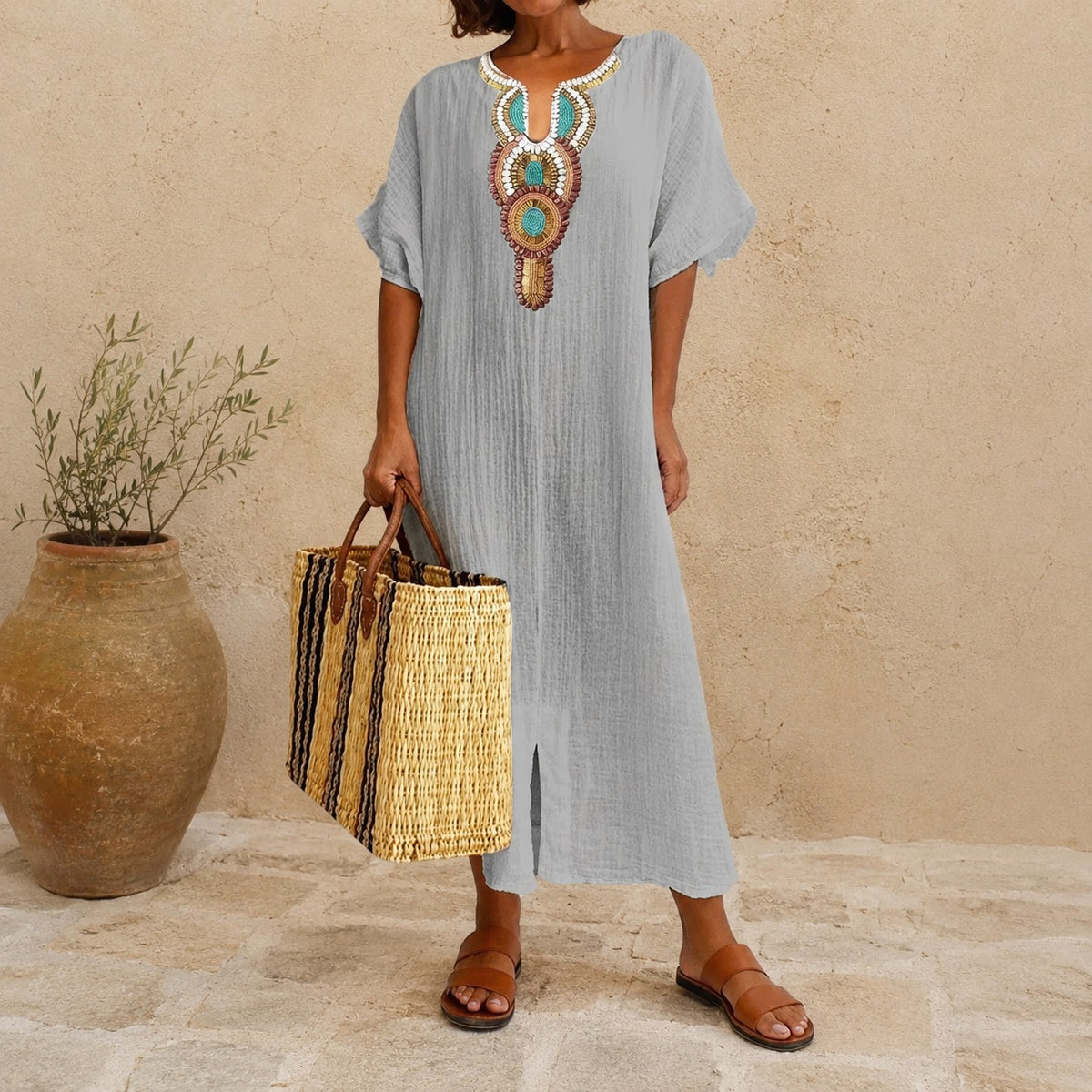 Vestido Almara™ con Bordado Artesanal en el Escote y Corte Holgado