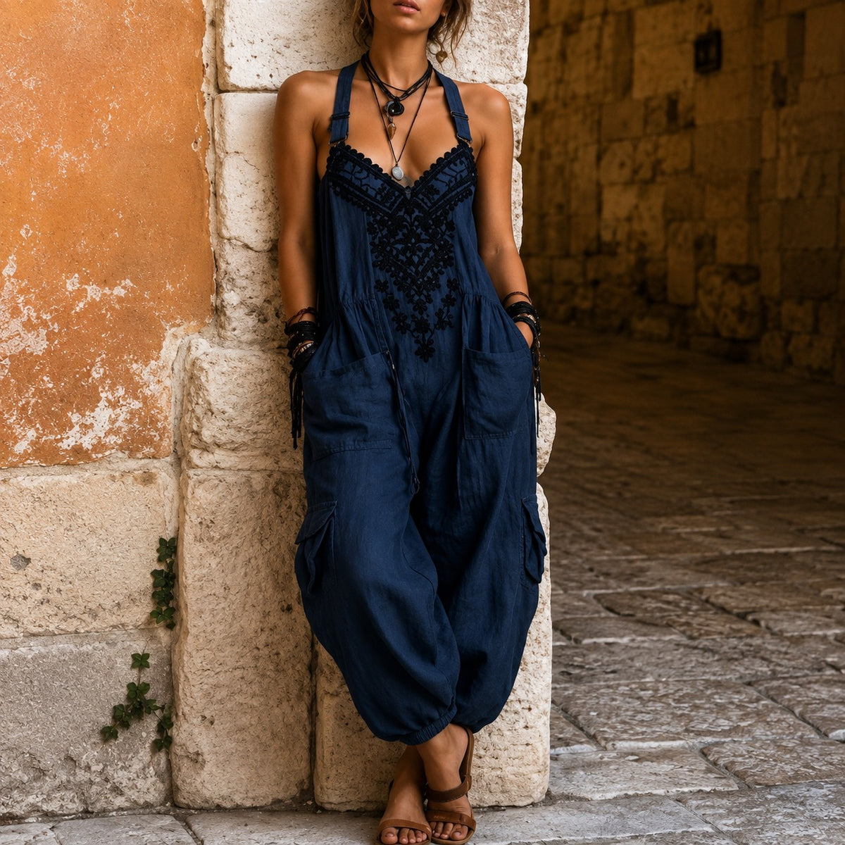 Mono Carmen™ con Bordado Ornamental, Escote en V y Bolsillos Utilitarios