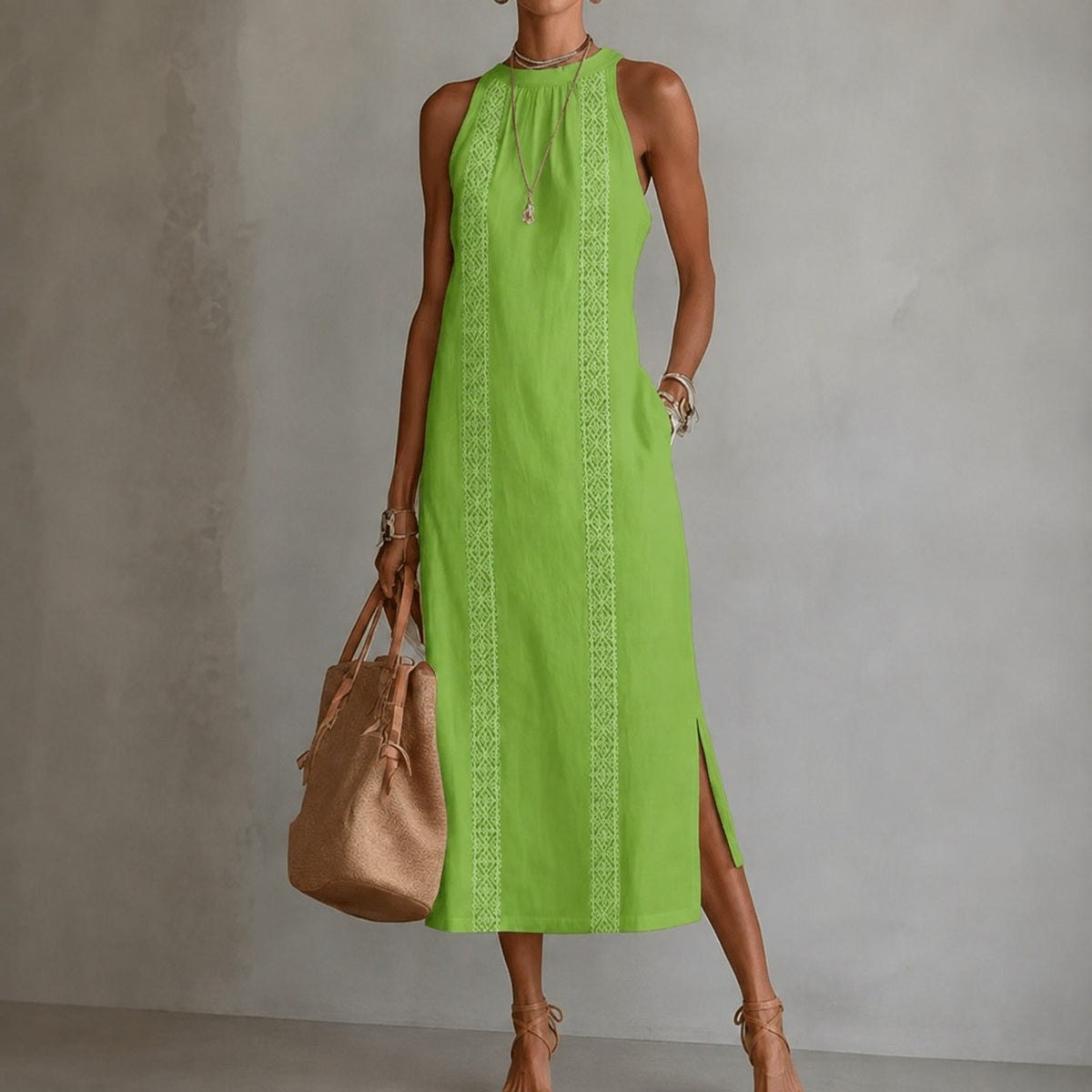 Vestido Coralia™ con Falda Godet, Cuello Alto y Detalles Ornamentales Verticales