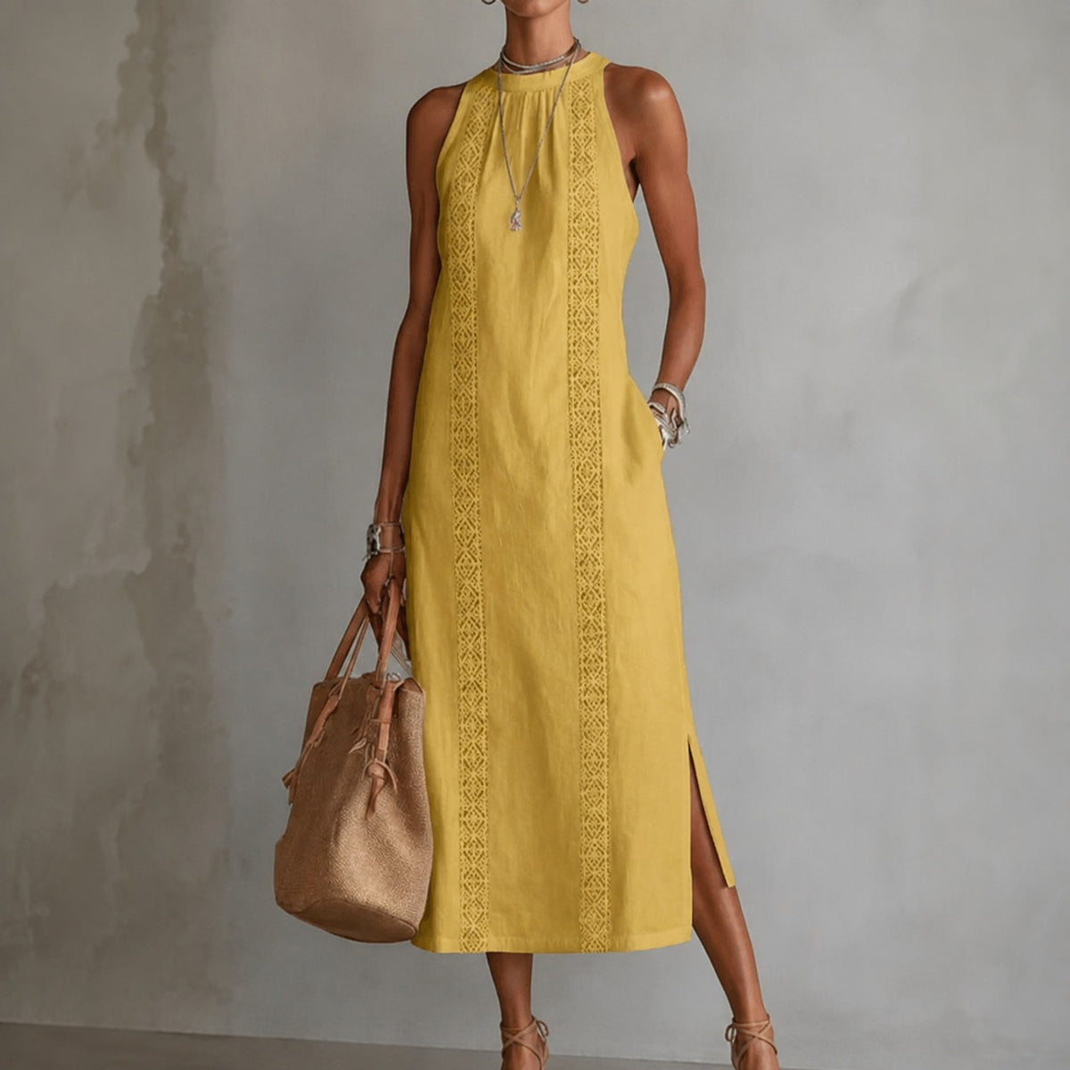 Vestido Coralia™ con Falda Godet, Cuello Alto y Detalles Ornamentales Verticales