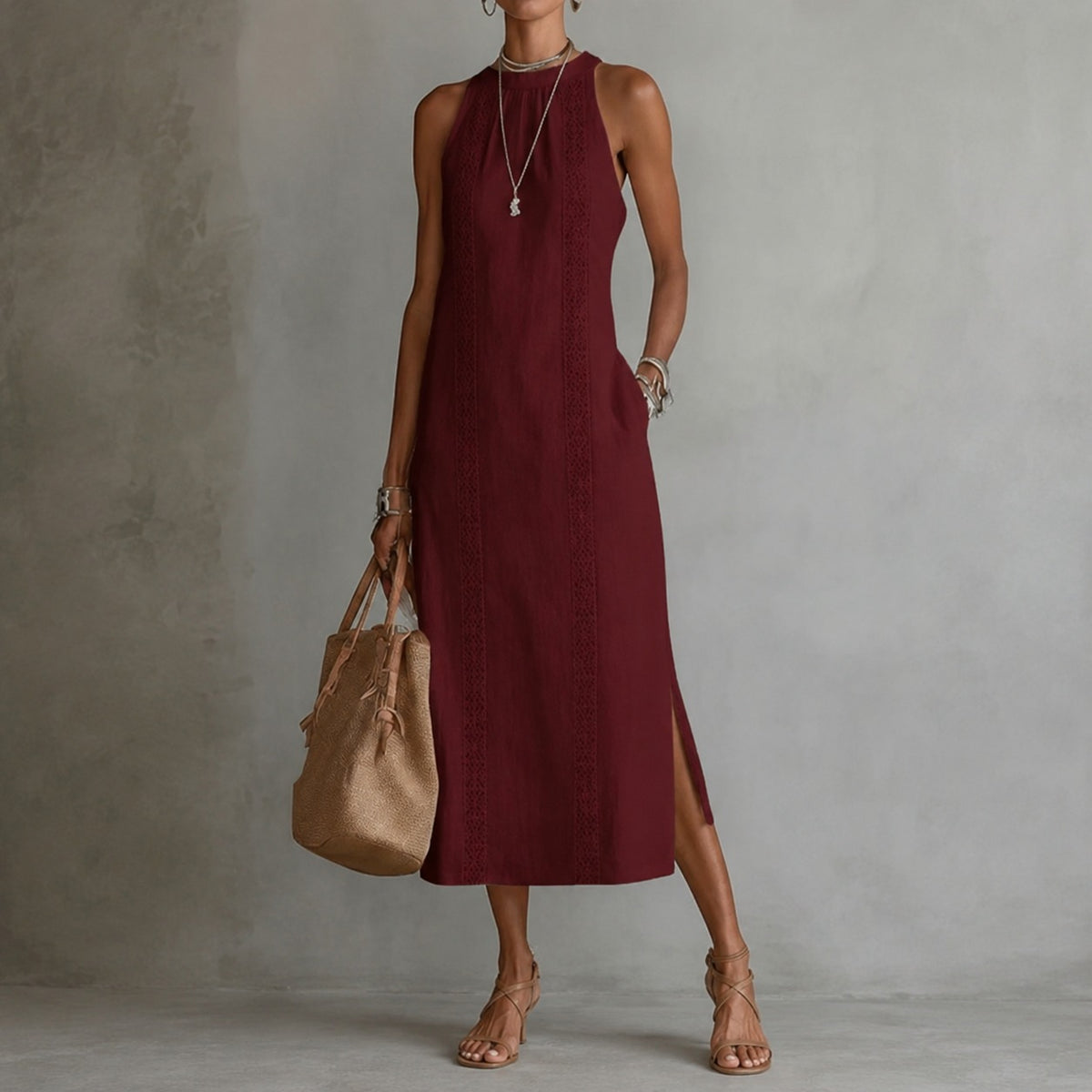 Vestido Coralia™ con Falda Godet, Cuello Alto y Detalles Ornamentales Verticales