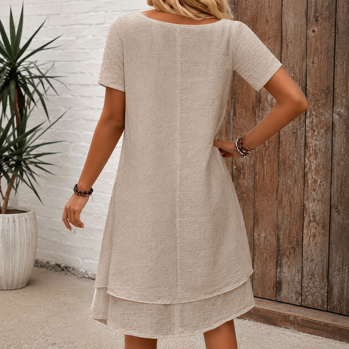 Vestido Midi Martina™ con Escote Elegante, Mangas Cortas y Falda Evasé con Capas