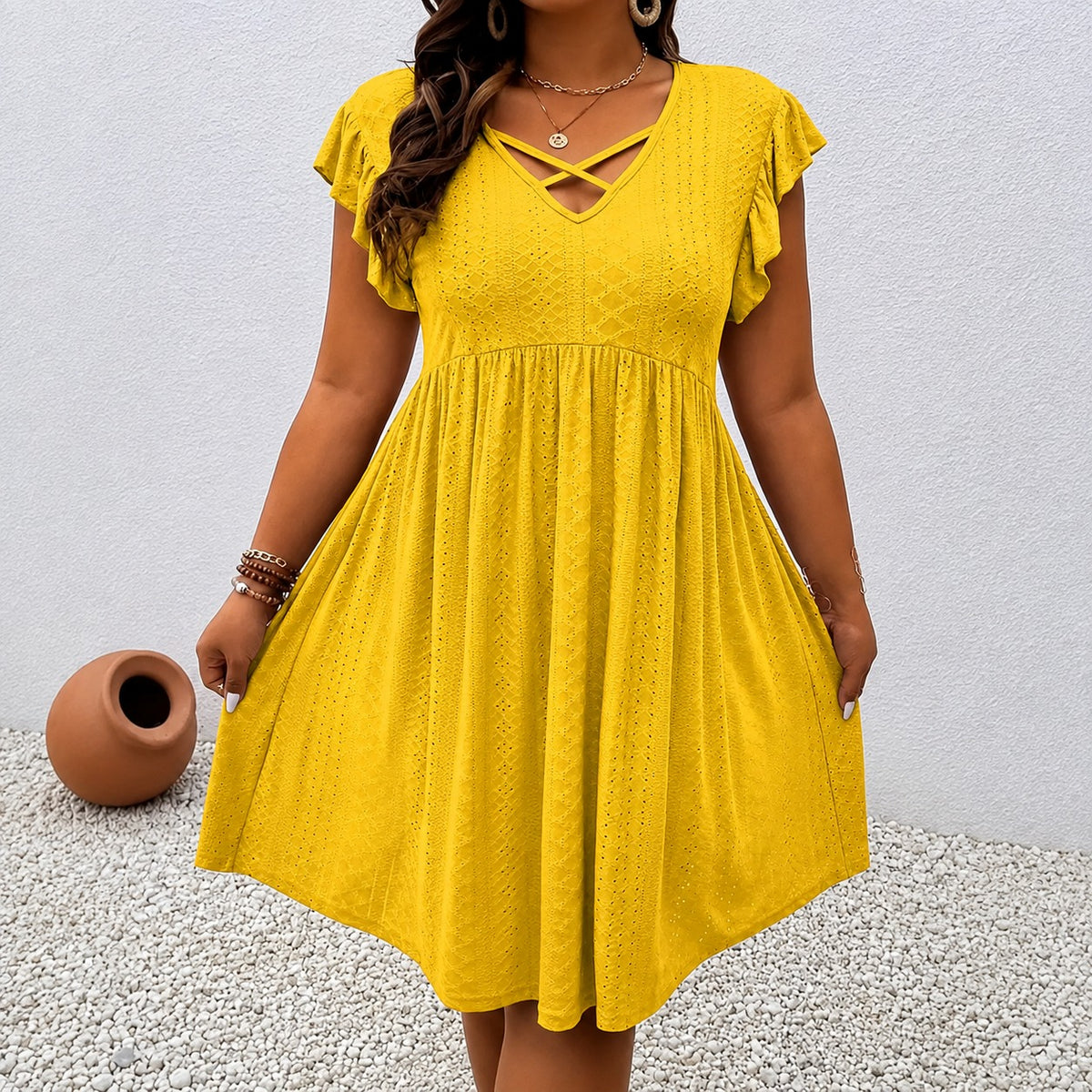 Vestido Paloma™ con Textura Calada, Escote V Cruzado y Mangas con Volantes