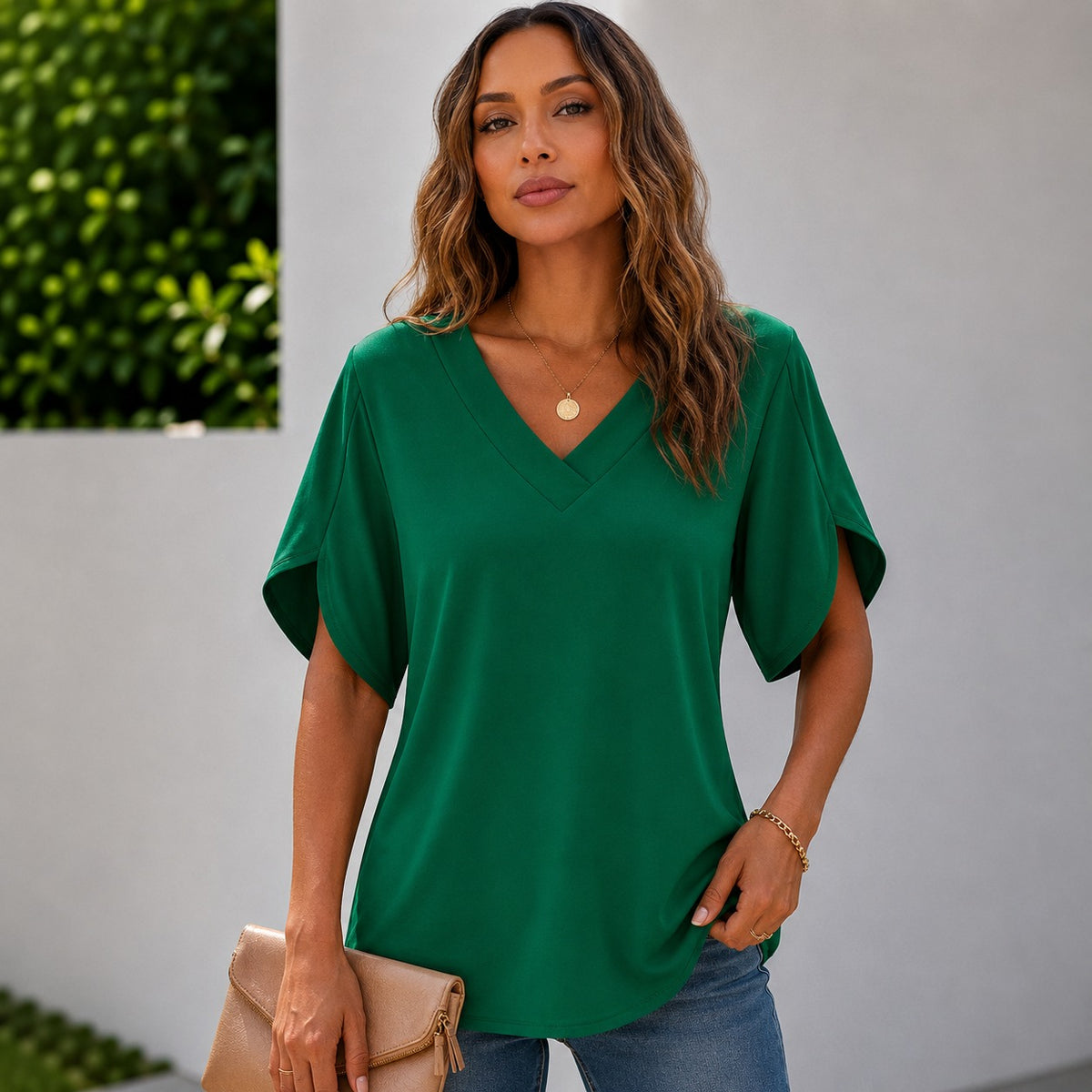 Blusa Ariela™ con Escote en V, Diseño Minimalista y Mangas con Abertura Lateral