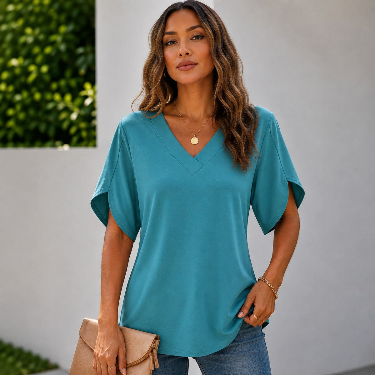 Blusa Ariela™ con Escote en V, Diseño Minimalista y Mangas con Abertura Lateral