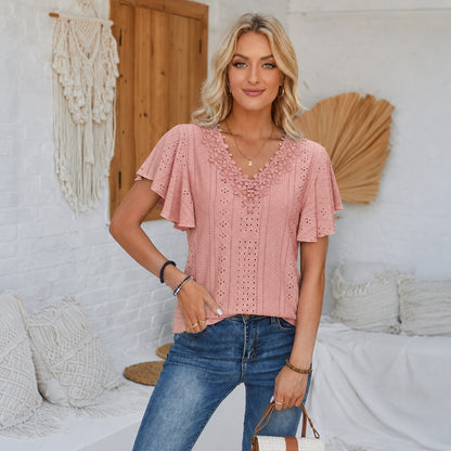 Blusa Almeria™ con Escote V Floral, Textura Calada y Mangas con Volantes