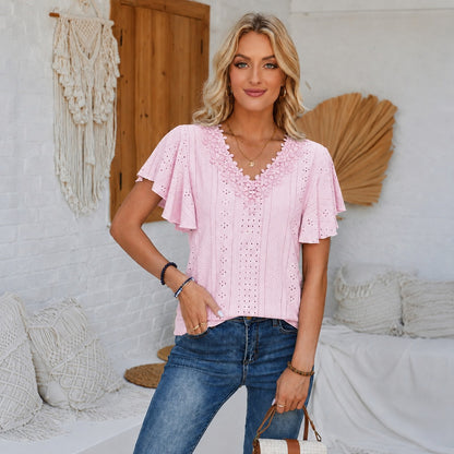 Blusa Almeria™ con Escote V Floral, Textura Calada y Mangas con Volantes