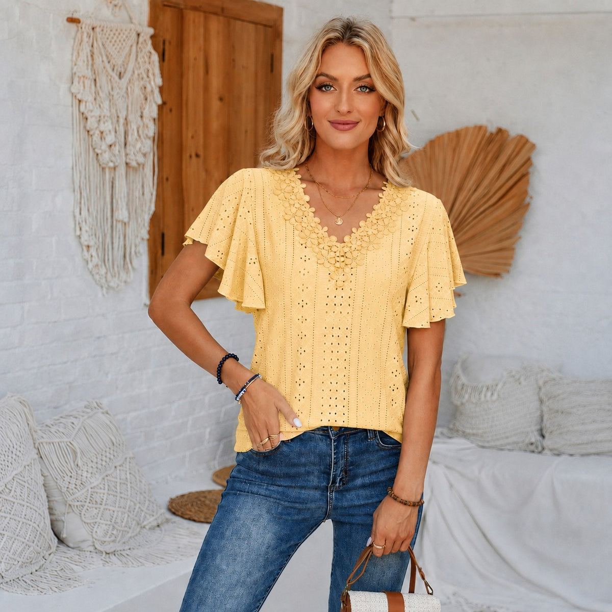 Blusa Almeria™ con Escote V Floral, Textura Calada y Mangas con Volantes