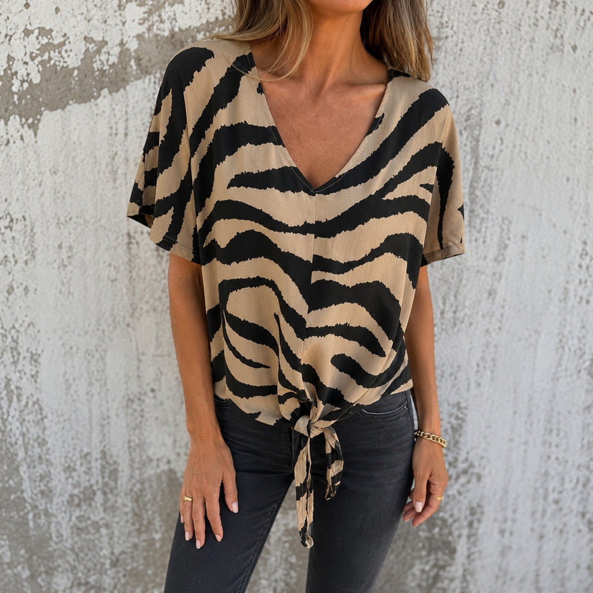 Blusa Calena™ con Estampado Animal Print, Escote en V y Amarre Frontal