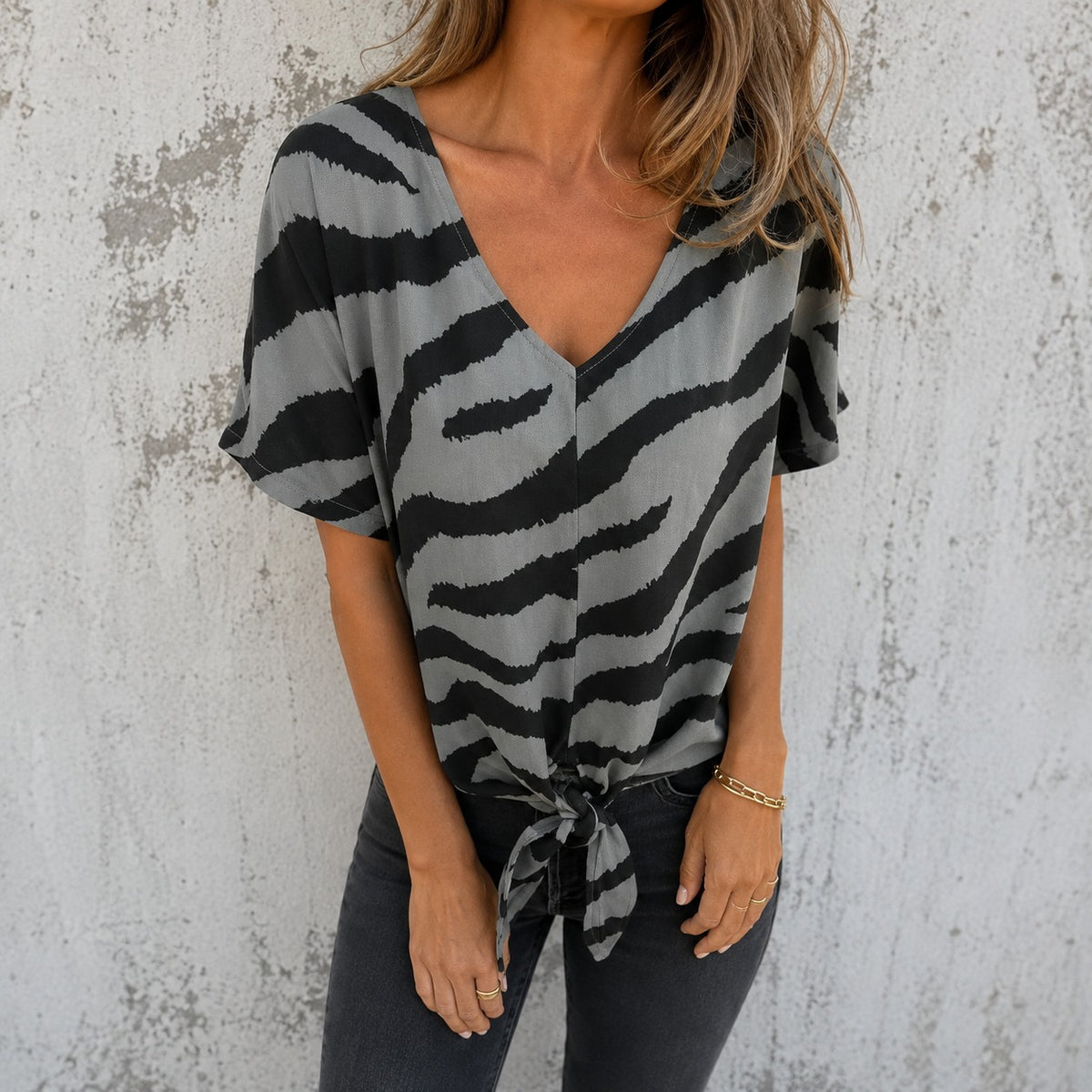Blusa Calena™ con Estampado Animal Print, Escote en V y Amarre Frontal