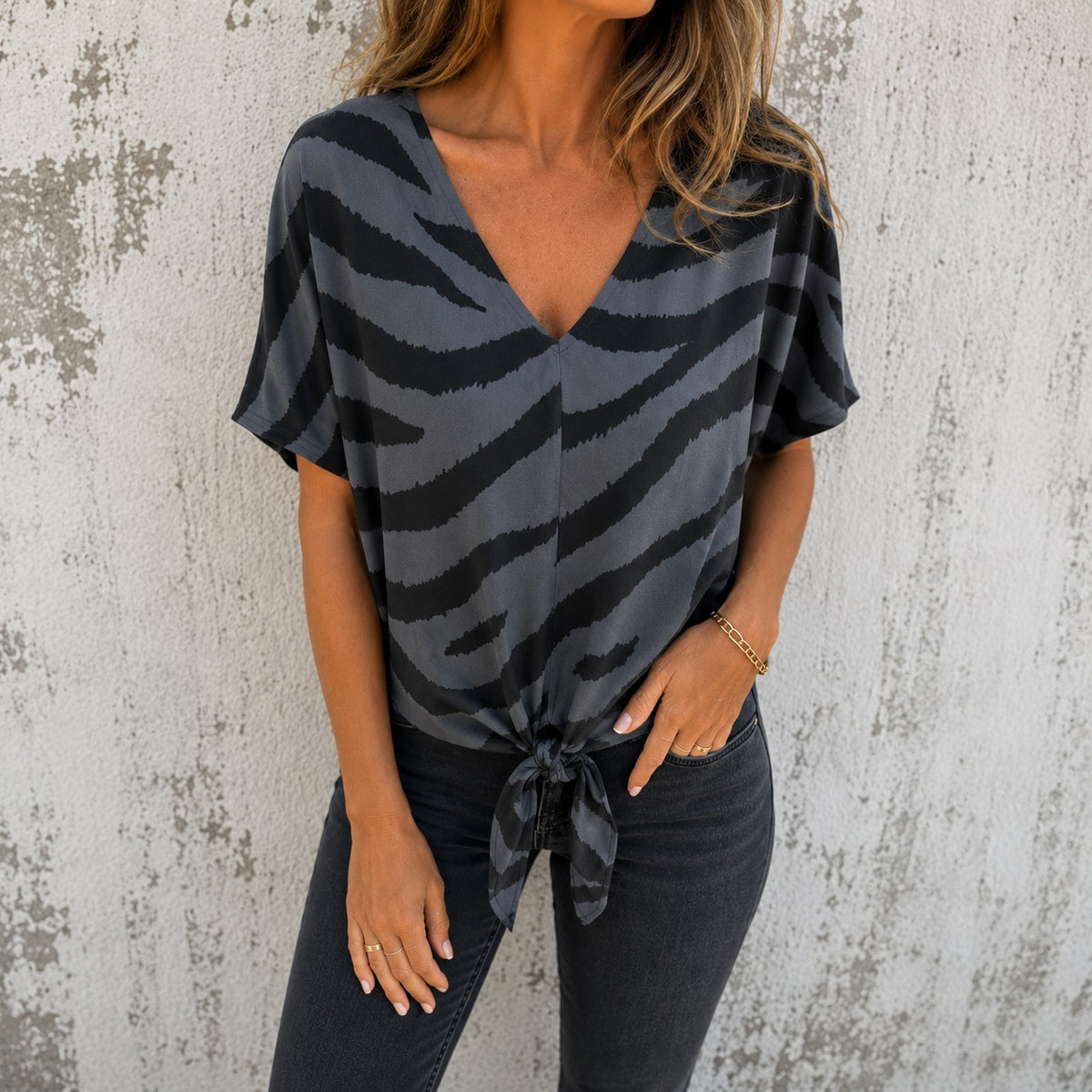 Blusa Calena™ con Estampado Animal Print, Escote en V y Amarre Frontal