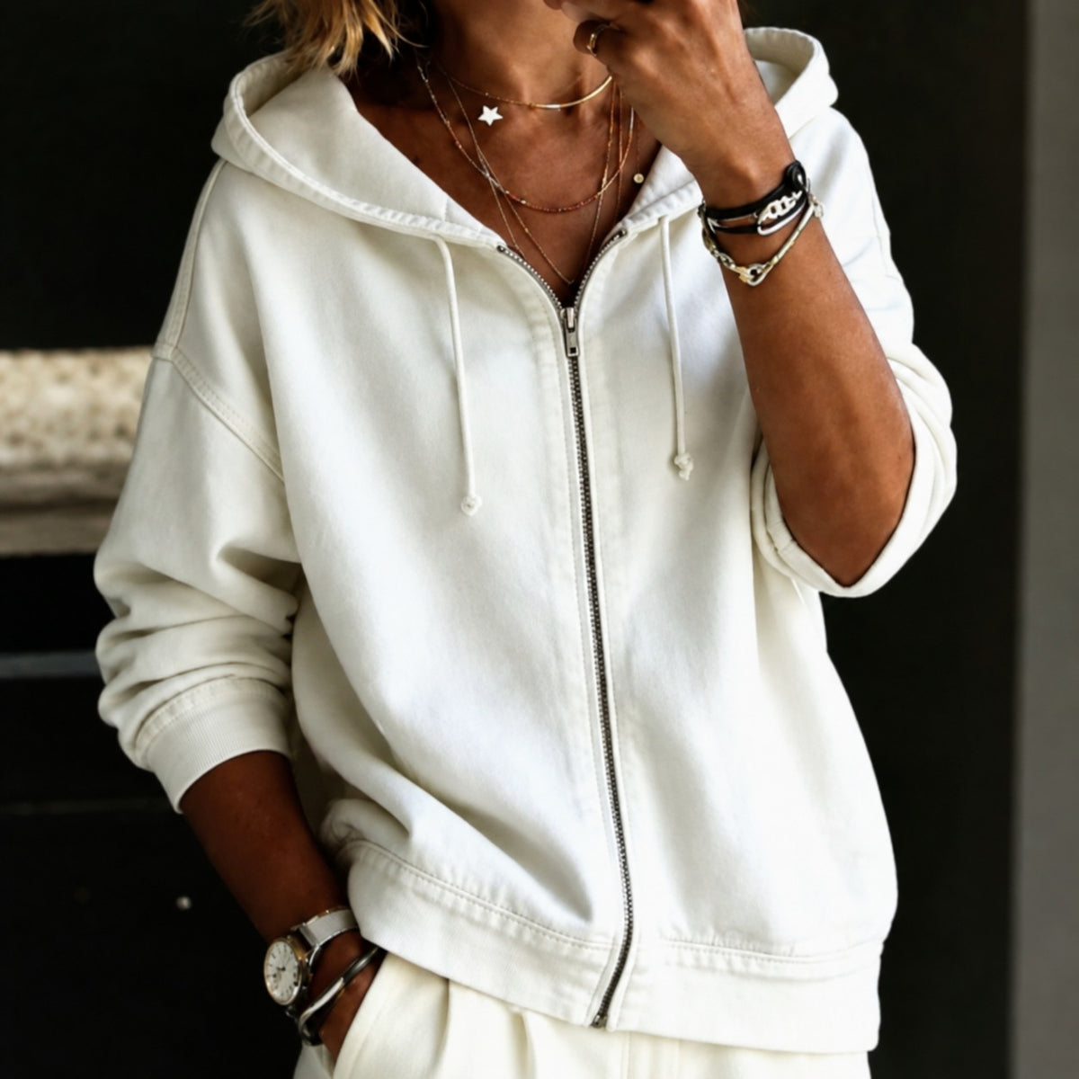 Sudadera Alejandra™ con Capucha, Acabado Lavado y Cierre Frontal