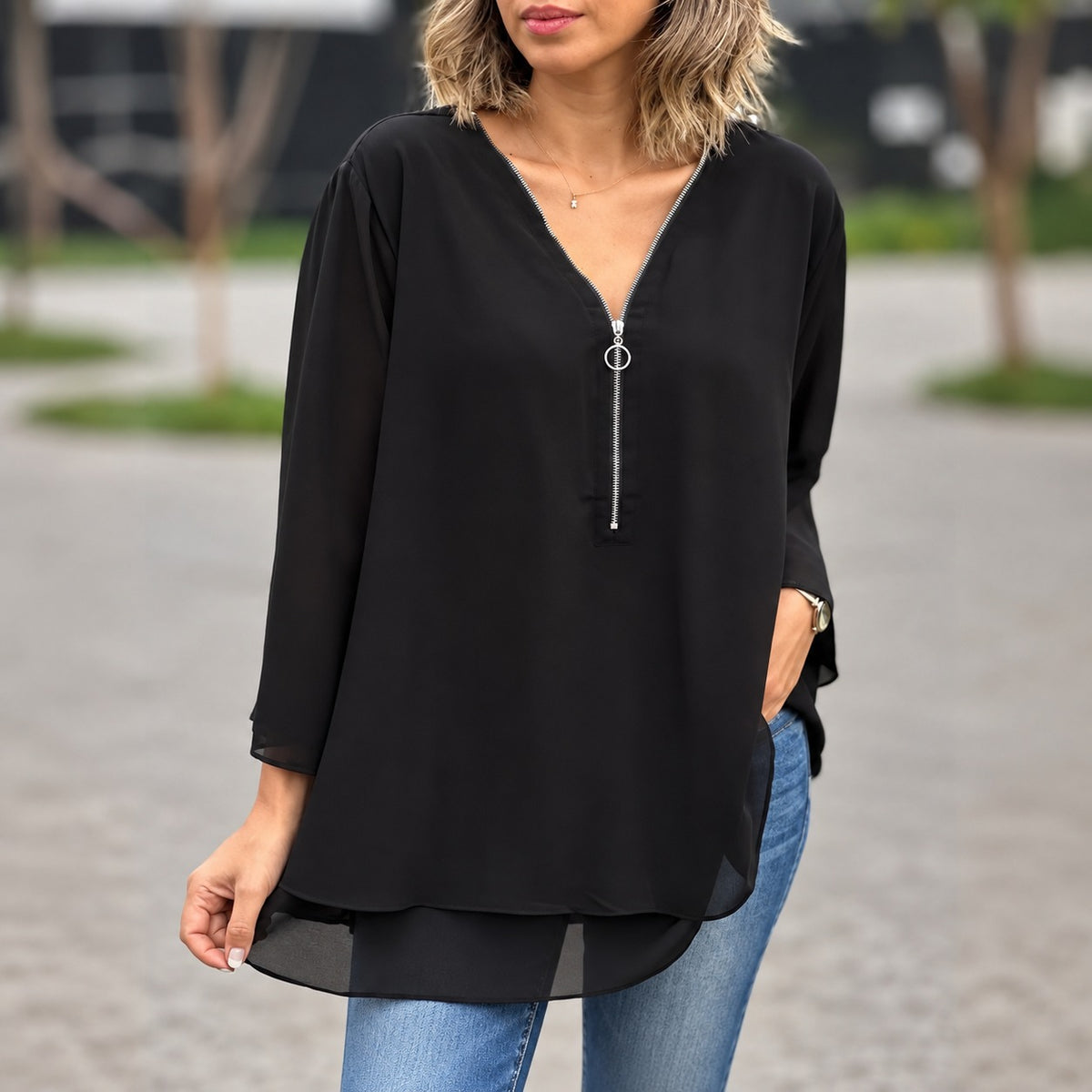 Blusa Alessa™ con Cremallera Frontal, Corte Amplio y Bajo en Capas