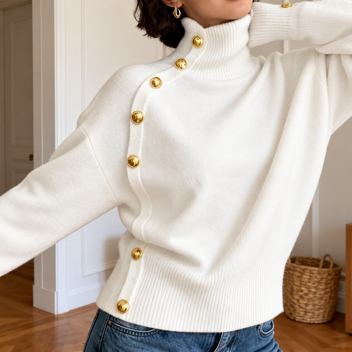 Suéter Lisette™ con Cuello Alto, Botones Dorados Asimétricos y Cintura Acanalada