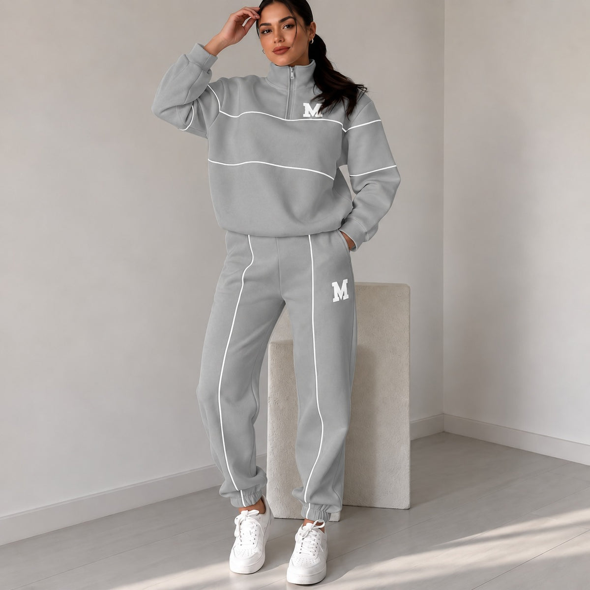 Conjunto Femenino Michigan™ con Sudadera College de Cuello Alto y Jogger con Cintura Elástica