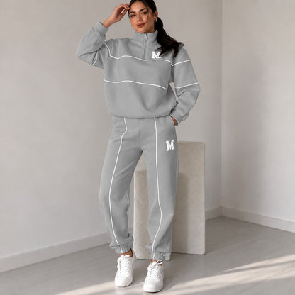 Conjunto Femenino Michigan™ con Sudadera College de Cuello Alto y Jogger con Cintura Elástica