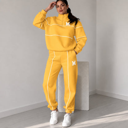 Conjunto Femenino Michigan™ con Sudadera College de Cuello Alto y Jogger con Cintura Elástica