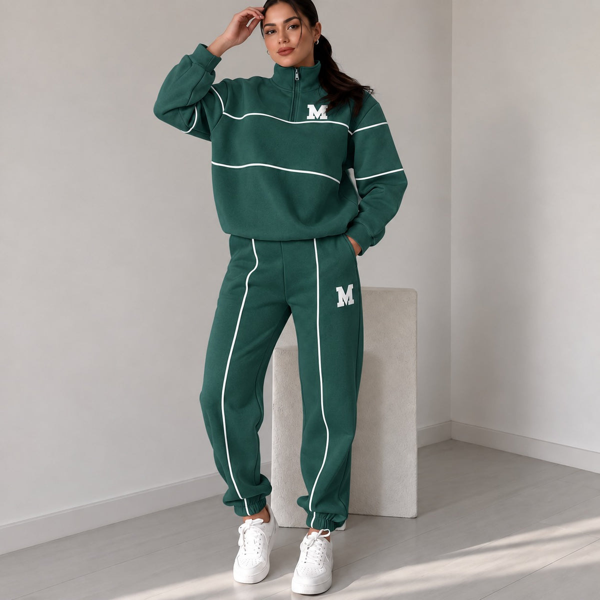 Conjunto Femenino Michigan™ con Sudadera College de Cuello Alto y Jogger con Cintura Elástica