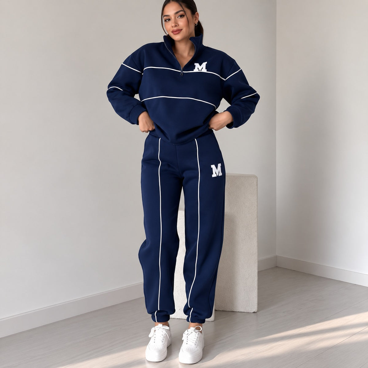 Conjunto Femenino Michigan™ con Sudadera College de Cuello Alto y Jogger con Cintura Elástica