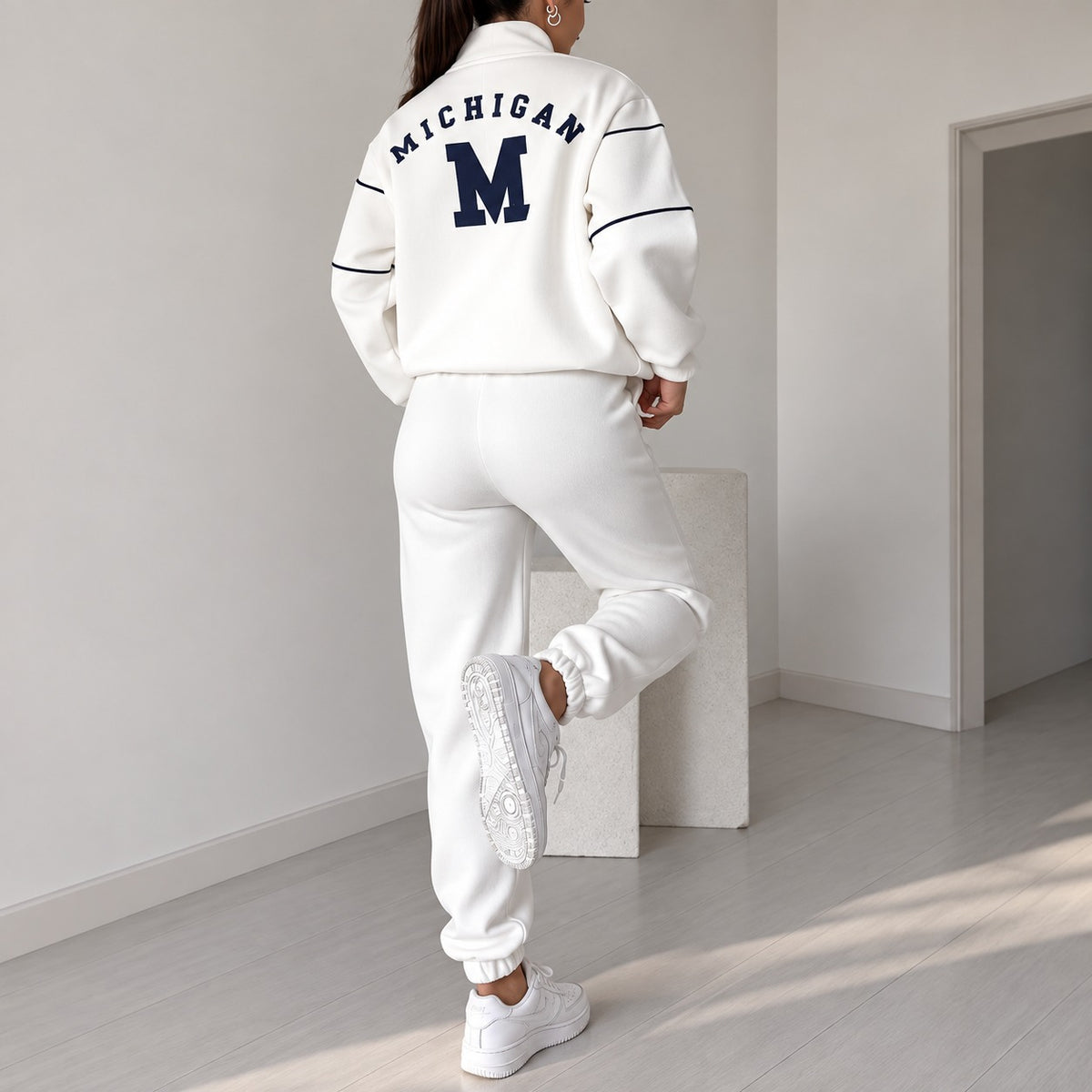 Conjunto Femenino Michigan™ con Sudadera College de Cuello Alto y Jogger con Cintura Elástica