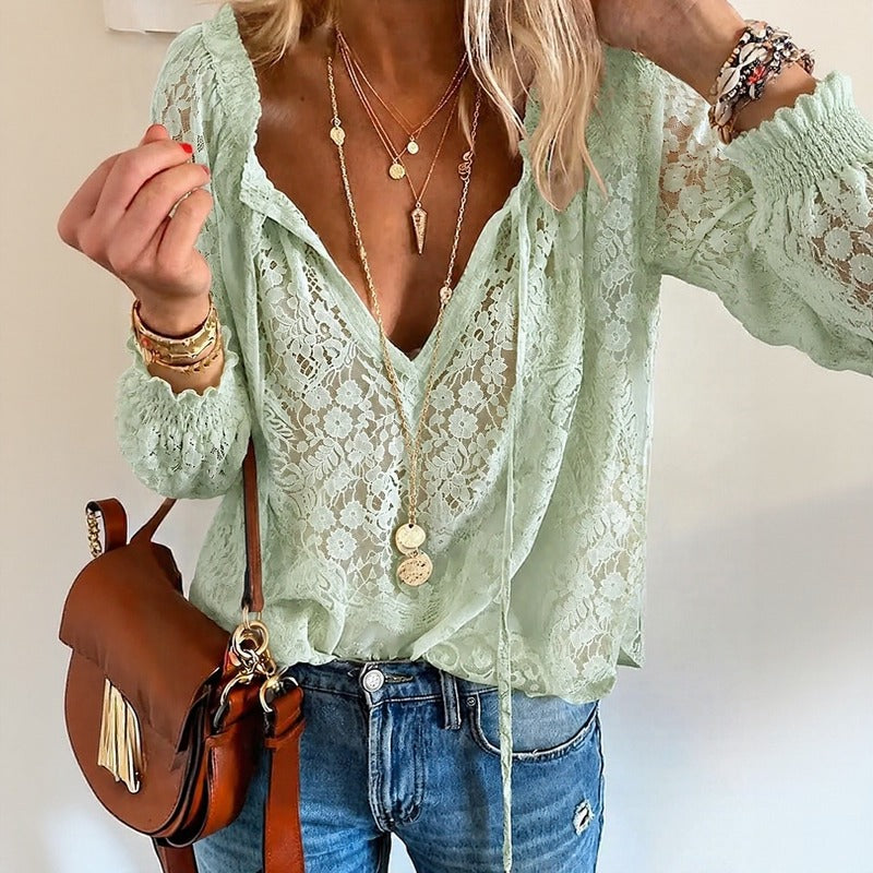 Blusa Ravena™ con Encaje Floral Calado y Escote con Lazo
