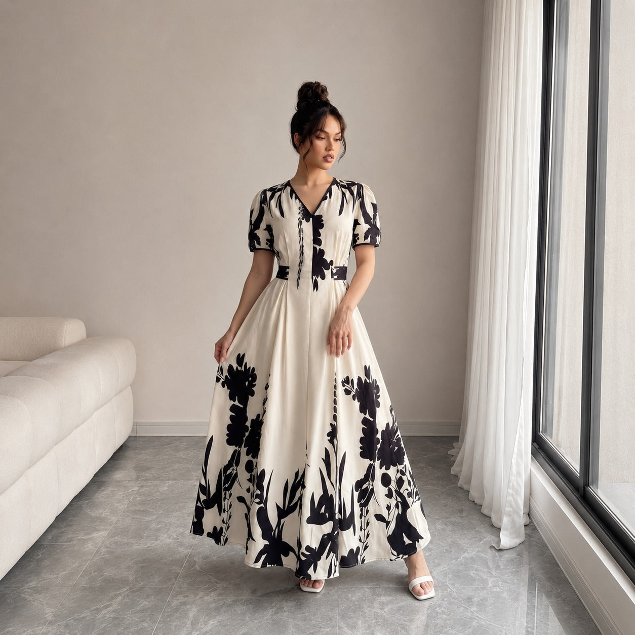 Vestido Maristelle™ Con Estampado Floral Contrastante y Escote en V