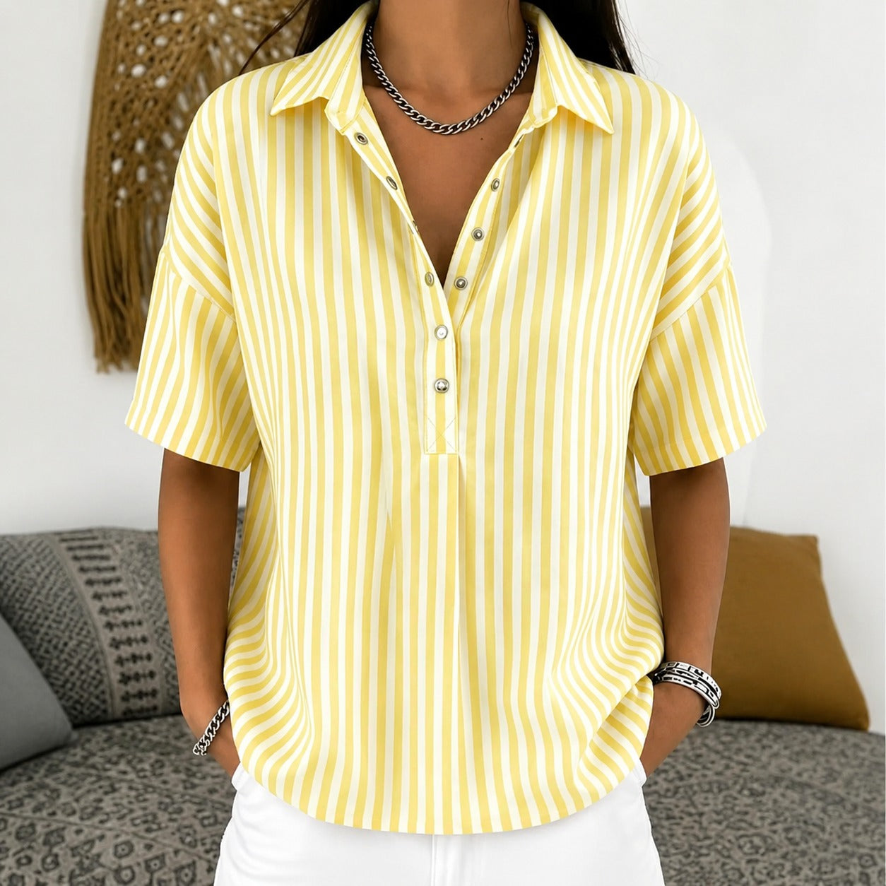 Camisa Marena™ con Rayas Verticales, Cuello Clásico y Botones Frontales