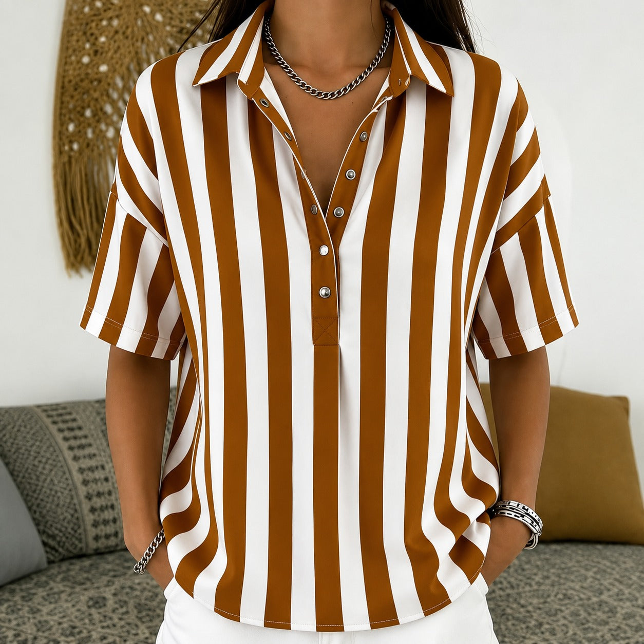 Camisa Marena™ con Rayas Verticales, Cuello Clásico y Botones Frontales