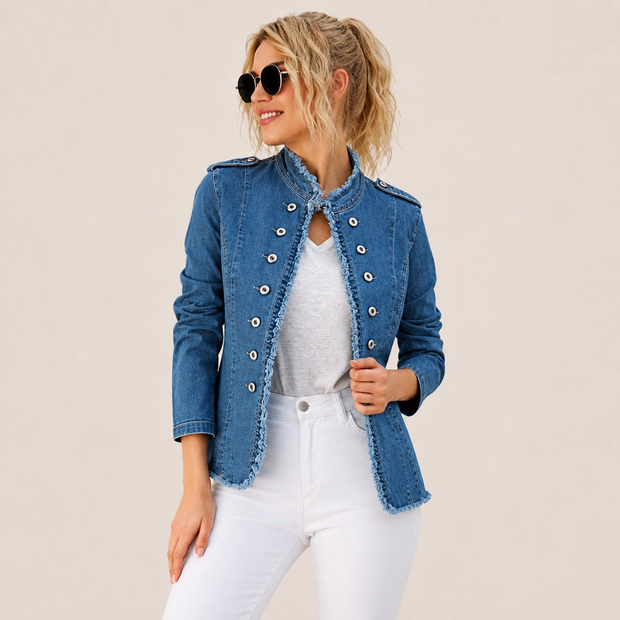 Chaqueta Denim Almina™ con Botones Frontales y Acabado Deshilachado