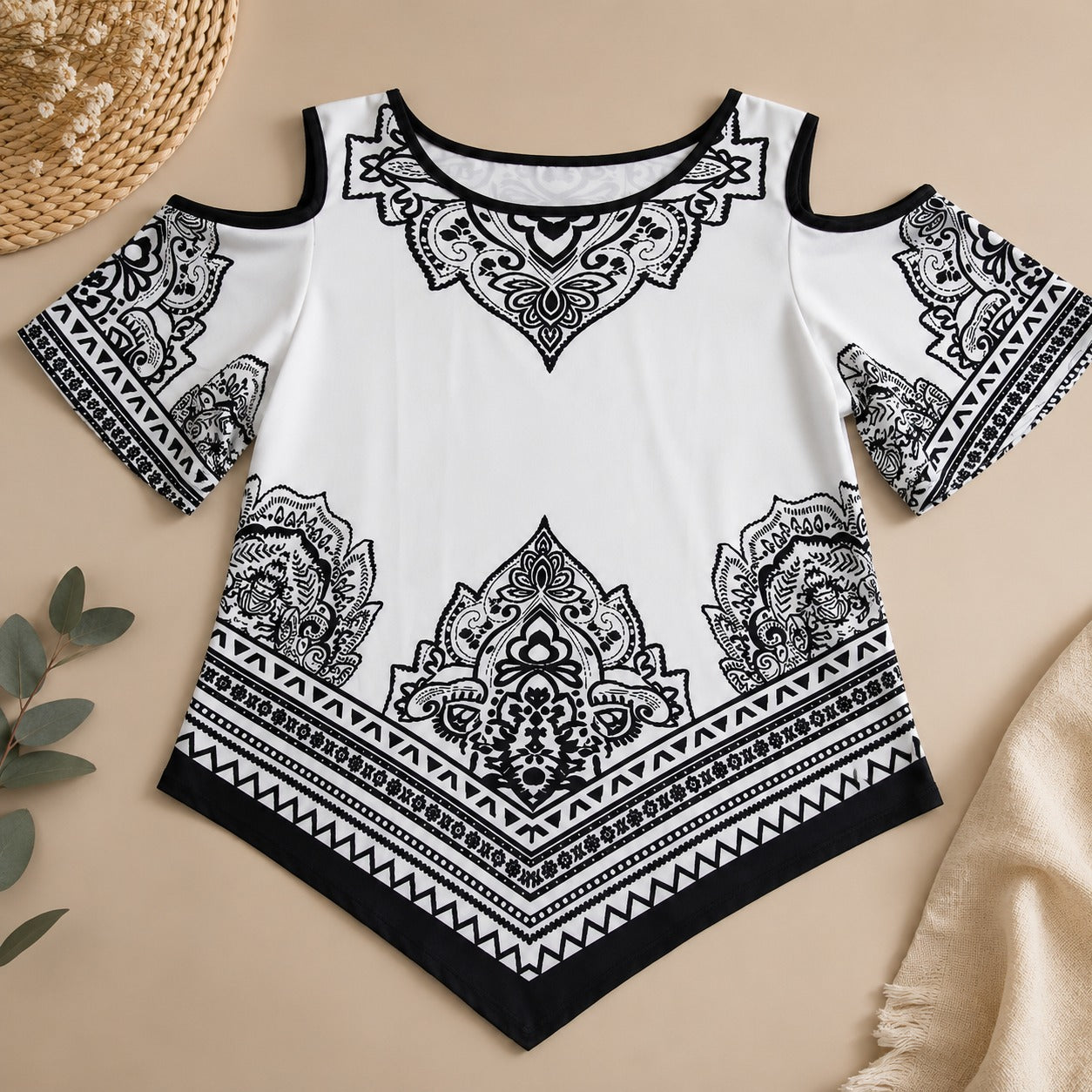 Blusa Calisse™ con Hombros Descubiertos, Estampado Ornamental y Bajo Asimétrico.