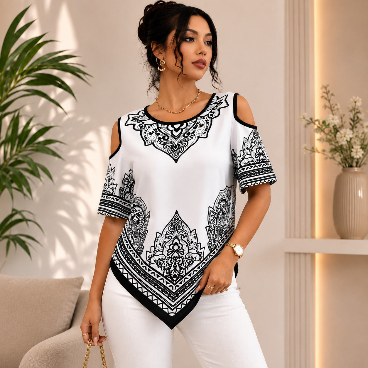 Blusa Calisse™ con Hombros Descubiertos, Estampado Ornamental y Bajo Asimétrico.