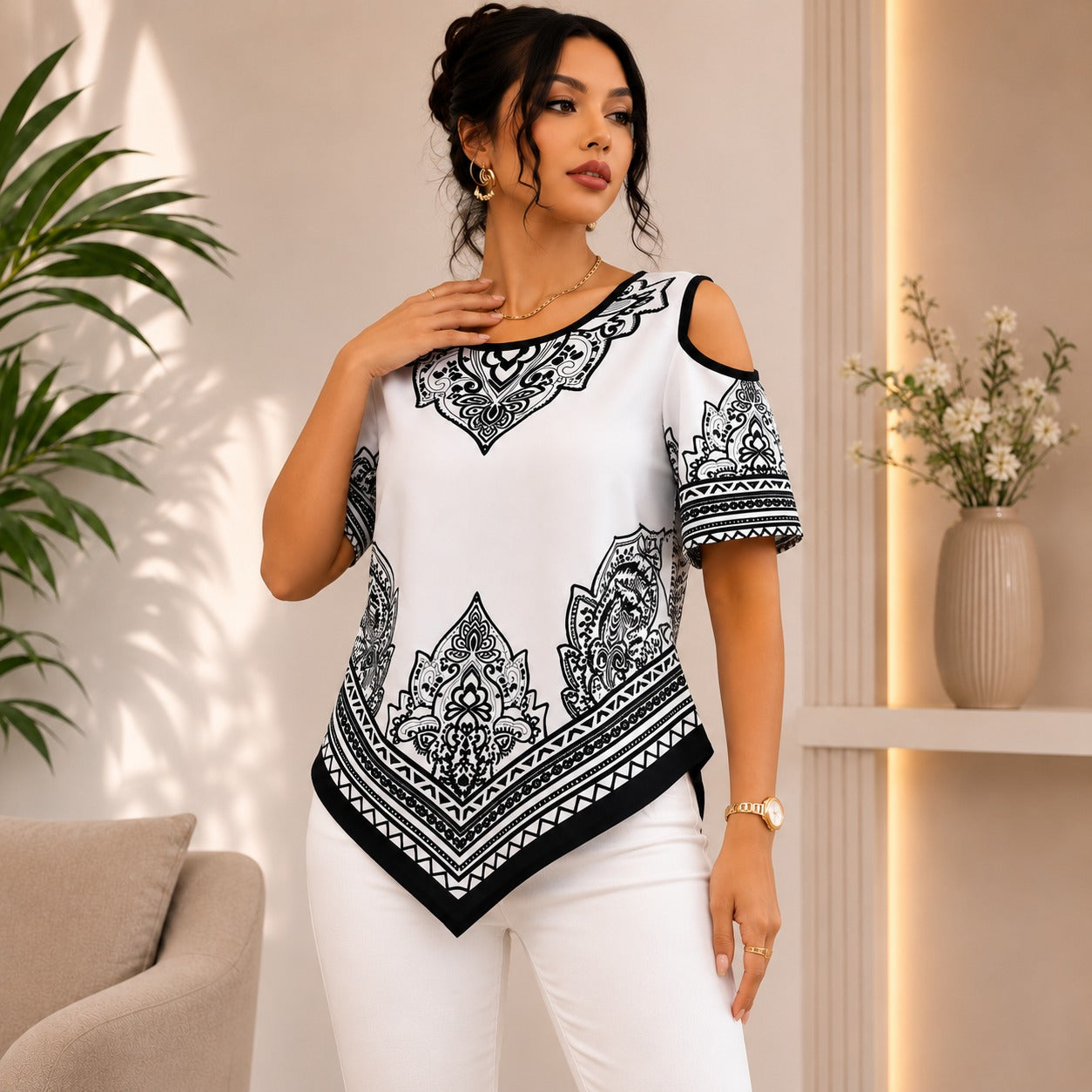 Blusa Calisse™ con Hombros Descubiertos, Estampado Ornamental y Bajo Asimétrico.